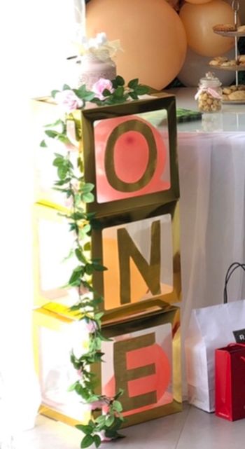 4 cubes dores avec lettres baby