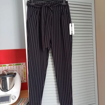 Pantalon noir finement rayé neuf avec étiquette