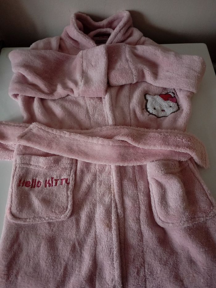 Robe de chambre rose clair 4 ans  polyester 2 poches et une ceinture.Hello Kitty. Très bon état