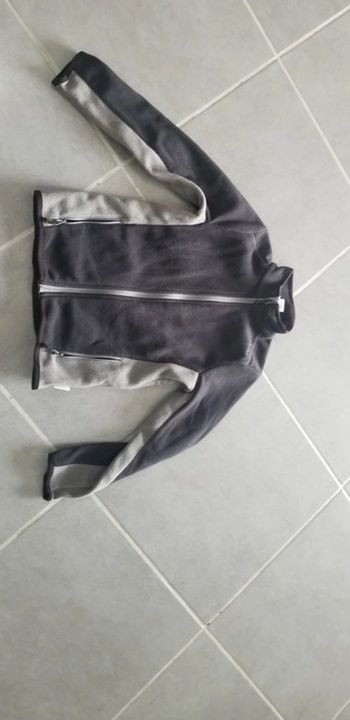 Veste polaire noire et grise quechua 8 ans