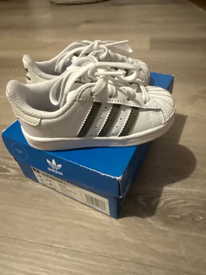 Superstar adidas taille 22 neuve - photo numéro 3
