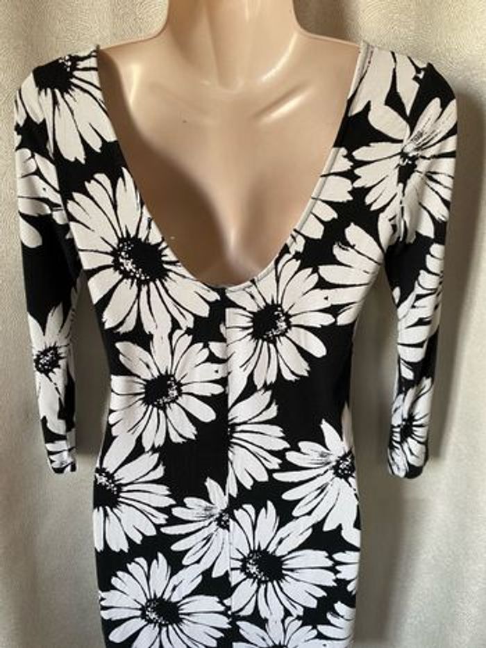 Robe  dos nu noire grosses pâquerettes blanches 38 Forever 21 - photo numéro 3