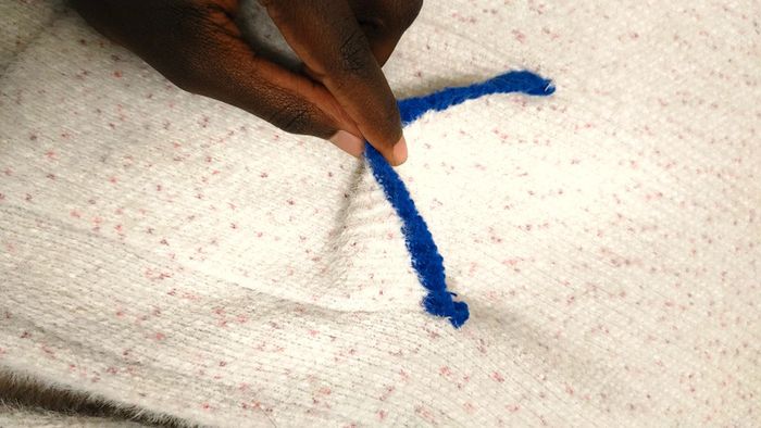 Pull blanc moucheté rose et bleu liseré bleu sur le bord manche doux - photo numéro 8