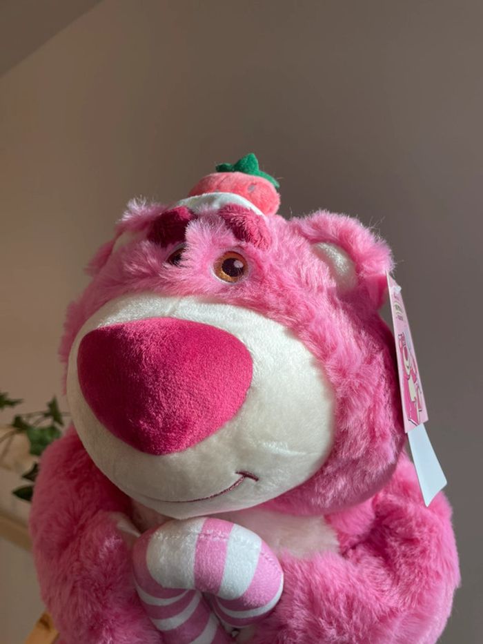 Grande peluche Disney Pixar Lotso l'ours à la fraise 🍓 - photo numéro 3
