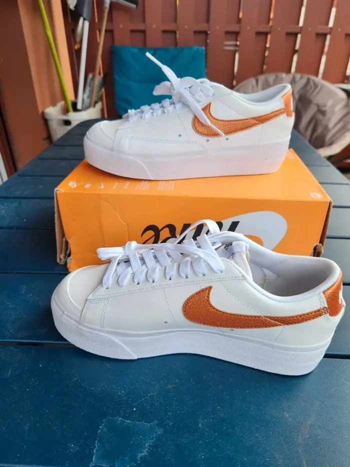 Nike blazer low Taille 36,5 neuves blanc orange bronze - photo numéro 3