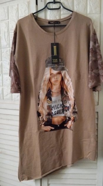 T-shirt militaire  long  manches courtes Femme militaire sur le haut et strass :  Taille : 40 - neuf