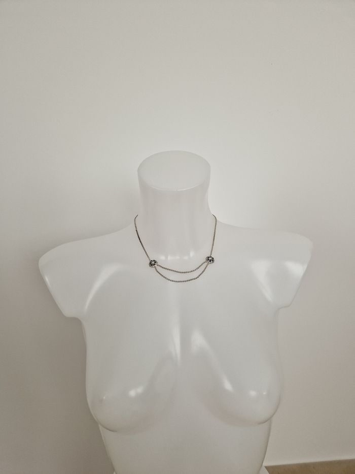 Collier argenté vintage avec pierre couleur saphir