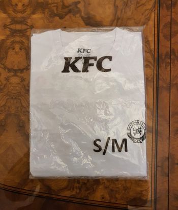 Neuf et Scellé T-shirt ultra rare collector taille S/M Tanjiro Demon Slayer x KFC – Édition interdit