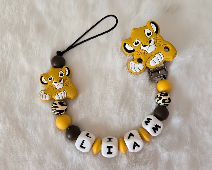 Attache sucette personnalisé en silicone roi lion
