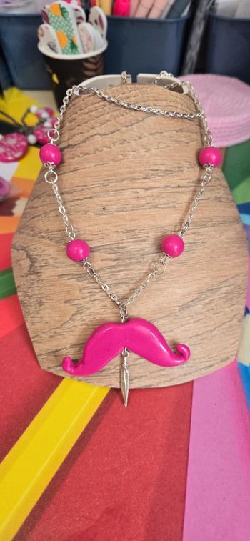 Collier sautoir moustache rose Fimo