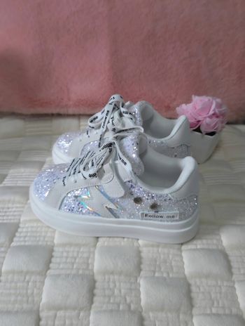 Baskets Fille paillettes argentées neuves taille 27