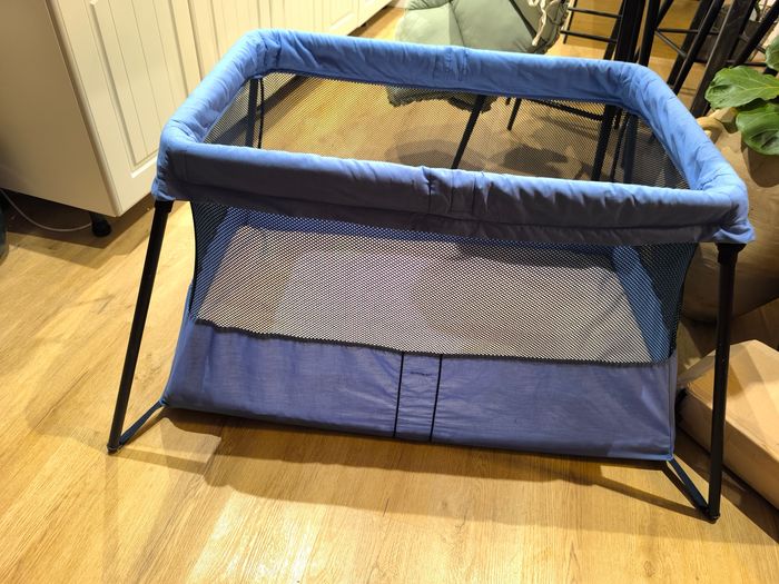 Lit babybjorn bleu et noir