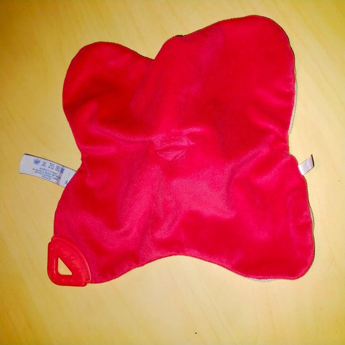 Doudou Vache plate blanche et rouge anneau pour dents p'tit bisou Aubert - photo numéro 2
