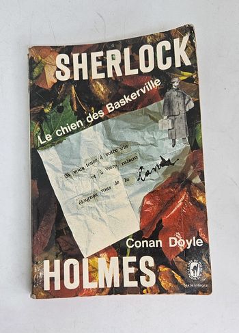 "Le chien des Baskerville. Sherlock Holmes", de Conan Doyle.
256 pages.
ISBN : 2.253.00314.X.