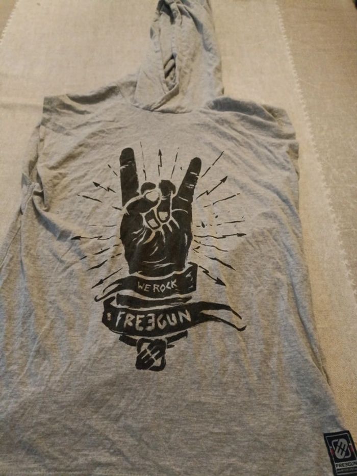 T-shirt sans manche a capuche
