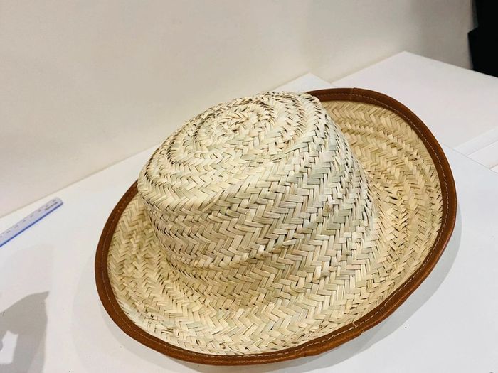 Un chapeau traditionnel en fibre de palmier tressé et vrai cuir marron pour enfant - photo numéro 5