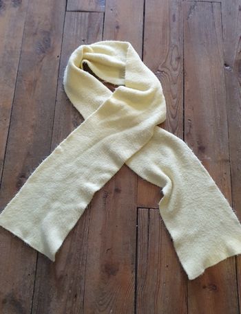 Écharpe jaune pâle