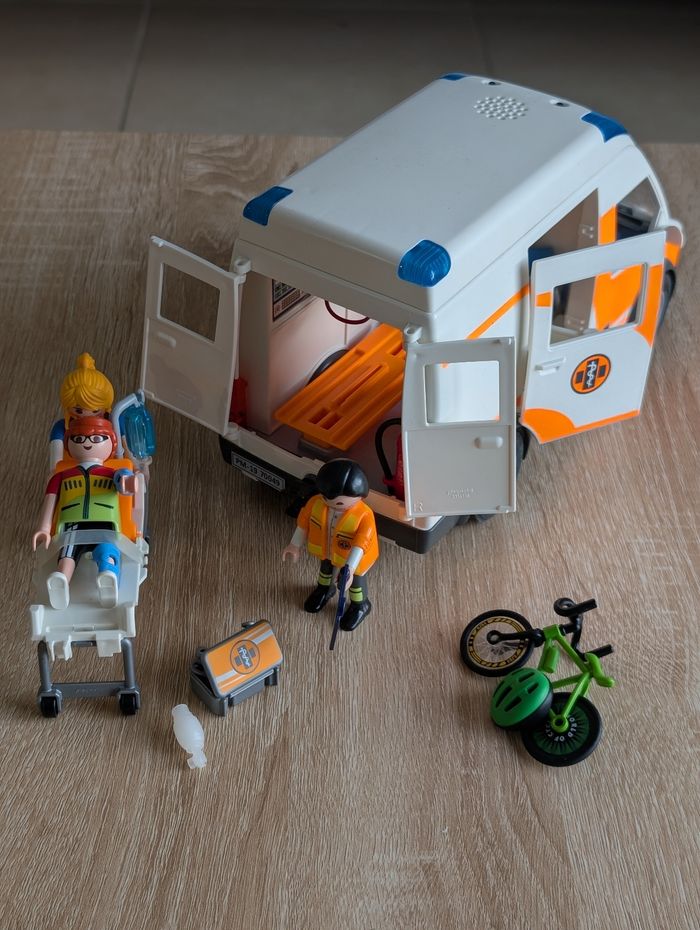 Playmobil 79049 Ambulance et secouristes - photo numéro 2