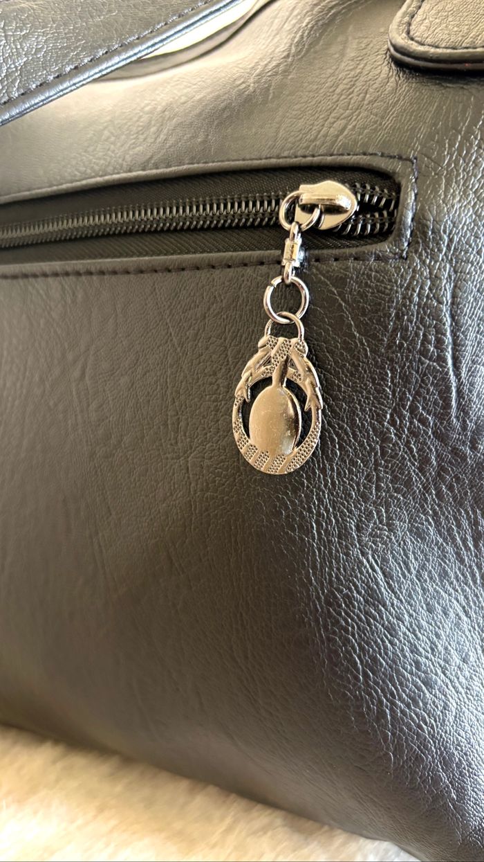 Élégance noir et esprit vintage pour ce sac tendance de saison neuf avec bijoux - photo numéro 6