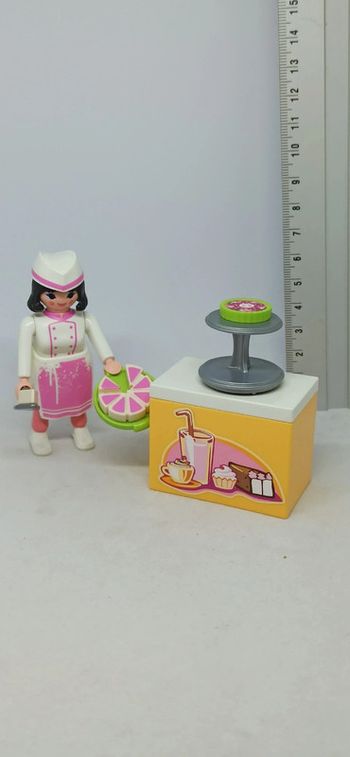 Femme pâtissière avec gâteaux playmobil