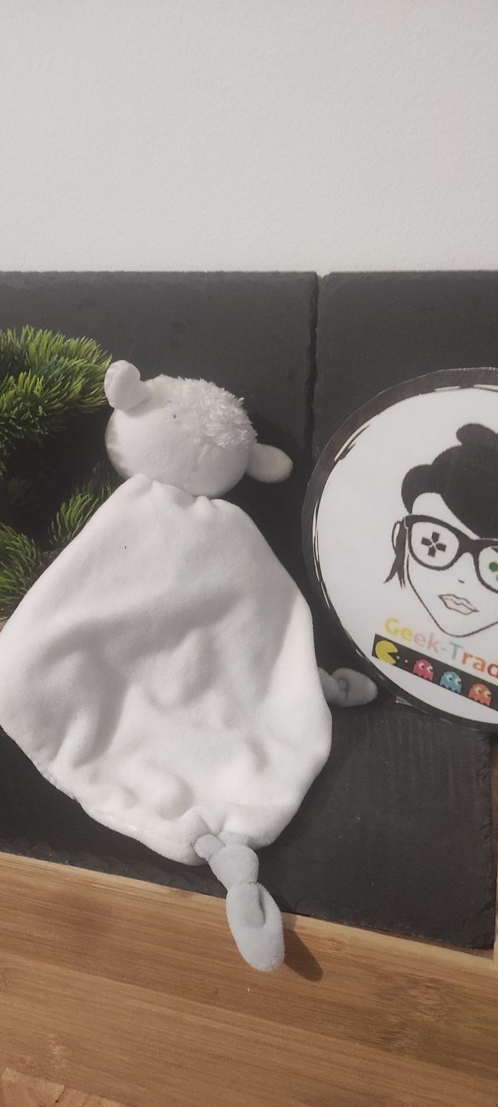 Doudou plat mouton blanc gris rayé tom & kiddy rayure losange grelot agneau - photo numéro 2