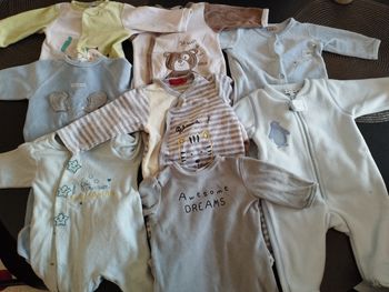 7 pyjamas velours et 1 pyjama polaire