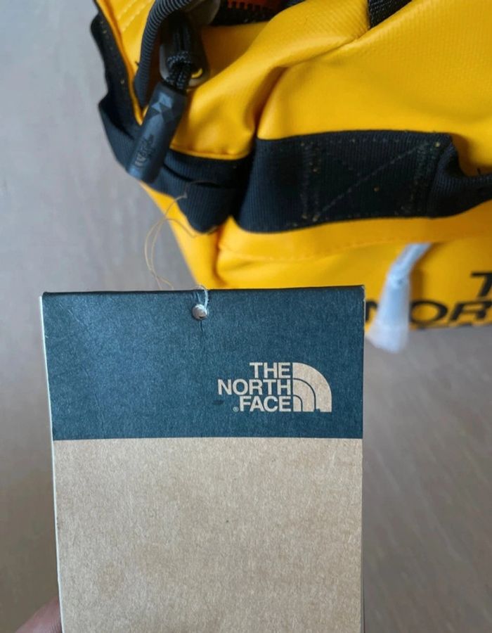 Sac The North Face Base Camp jaune et noire ( NEUF) - photo numéro 9