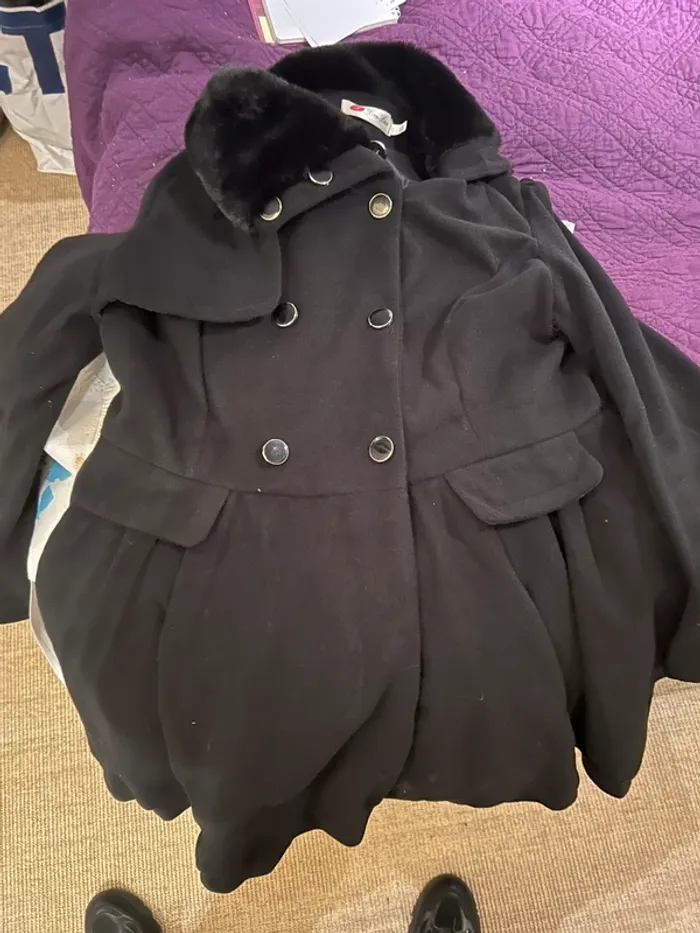 Manteau noir avec Fausse fourrure au cou. - photo numéro 6