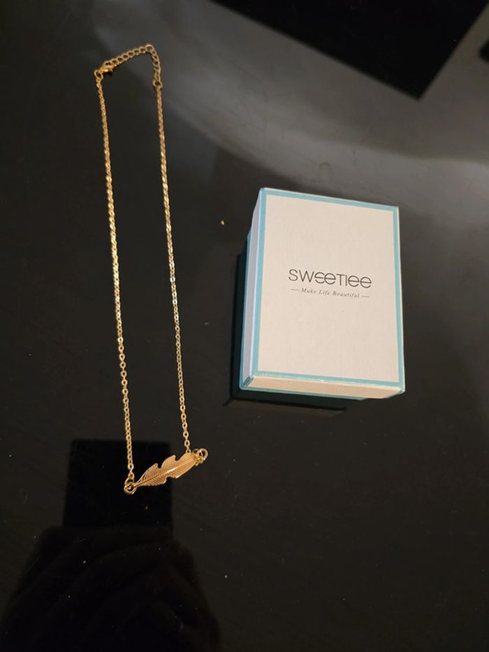 Collier feuille dorée Sweetiee avec son coffret