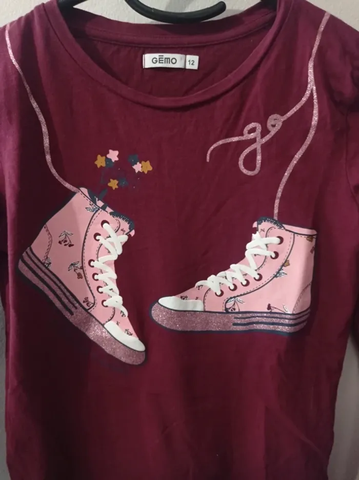 T-shirt manche longue de couleur bordeaux avec motifs - photo numéro 2