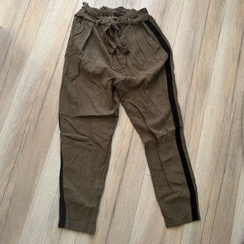 Pantalon kaki et bande noir