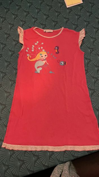 Jolie chemise de nuit dans son sac