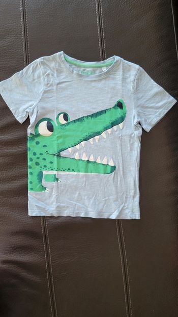 Teeshirt bleu clair avec crocodile C&A taille 122 cm