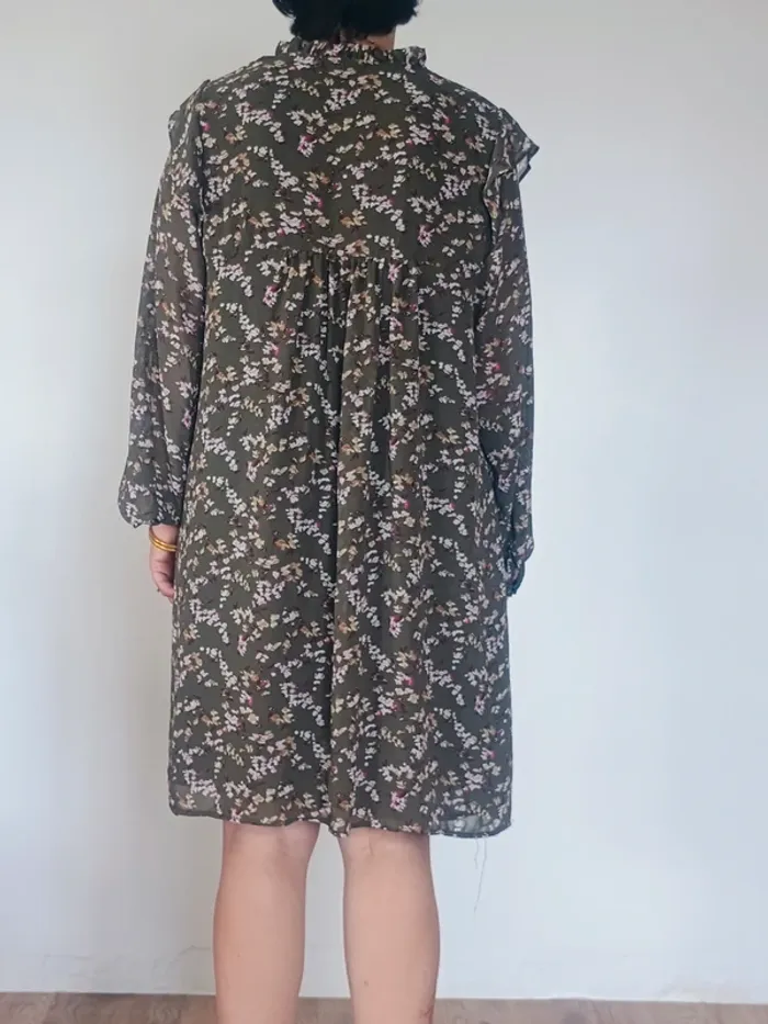 Robe fluide fleurie R&F – Taille XL – fond kaki - photo numéro 2