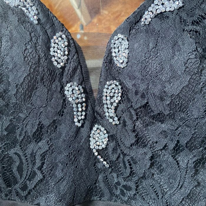 Robe habillée avec ornement de perles sur décolleté - photo numéro 6