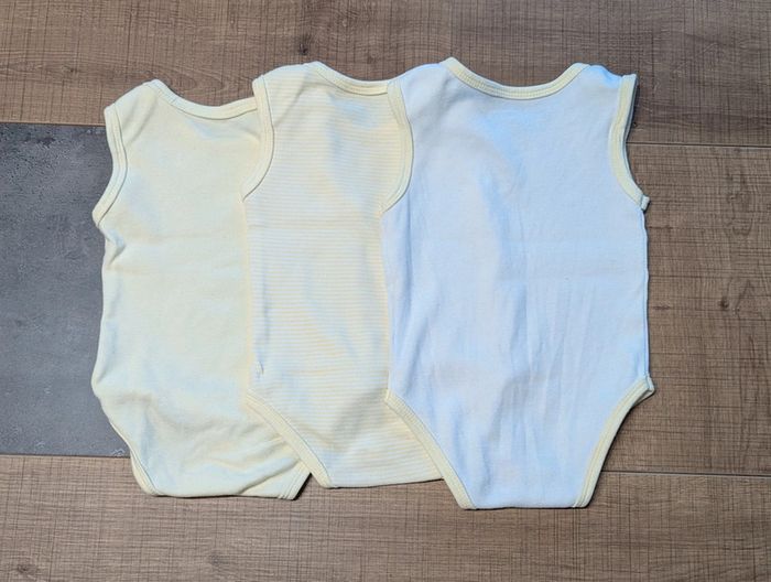 Lot 3 bodies sans manches - photo numéro 2