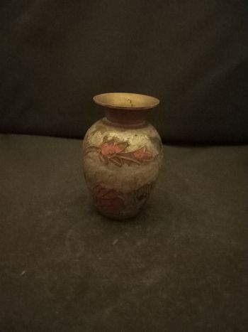 Petit vase en cuivre avec fleurs 