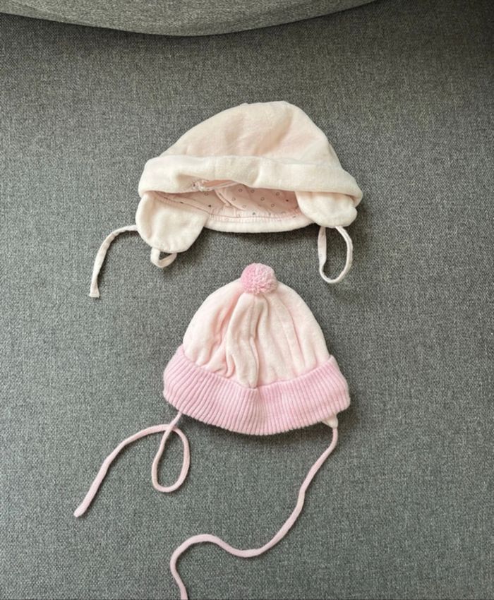 Lot 3 gilets une paire de chaussette et 2 bonnets 3 mois - photo numéro 3