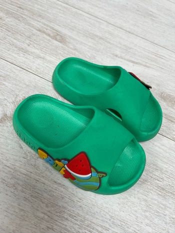 Claquettes vertes taille 24/25