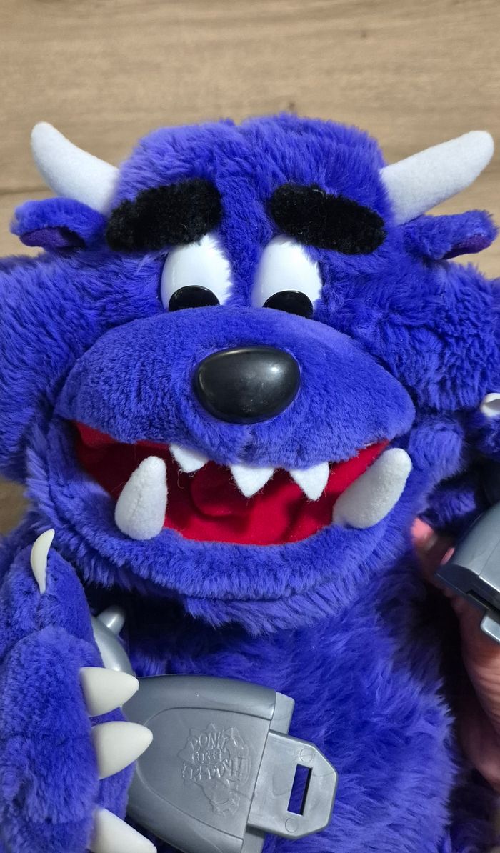 Peluche My Pet Monster avec menottes - photo numéro 5