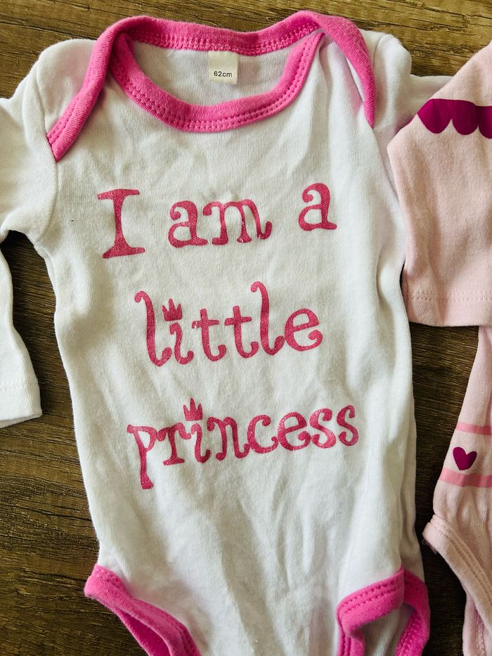 Lot de 2 bodies princesse 👑 3 mois - photo numéro 2