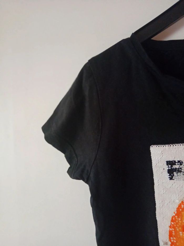 Joli Tee-shirt noir. Taille 9 ans - photo numéro 3
