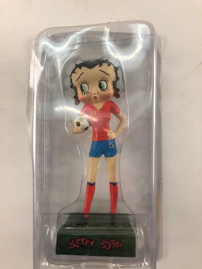 Betty boop joueuse de foot statuette résine