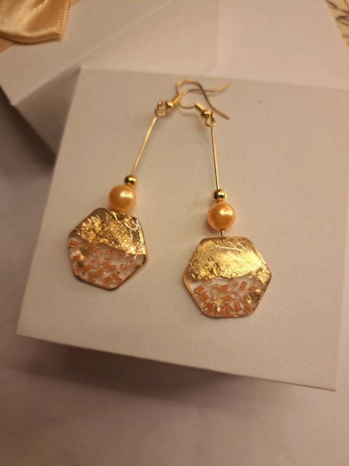 Boucles d'oreilles pendante en résine orange et doré - photo numéro 3