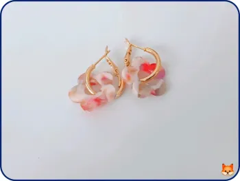 Boucles d’oreilles fleurs en résine – anneaux dorés