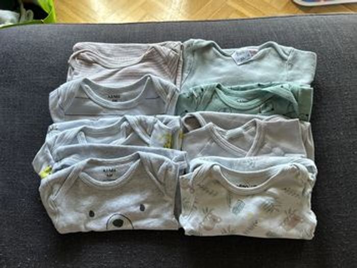 Lot de 8 bodies ML
