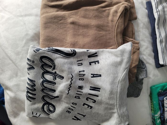 Vends lot 10.ans. Trois pantalons sous pulls t-shirt manches longue et courte et pantalon style jocking - photo numéro 7