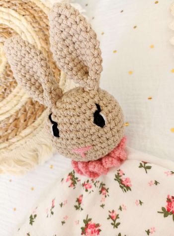 Doudou lange Gabin le Lapin en crochet fait main cadeau de naissance personnalisable