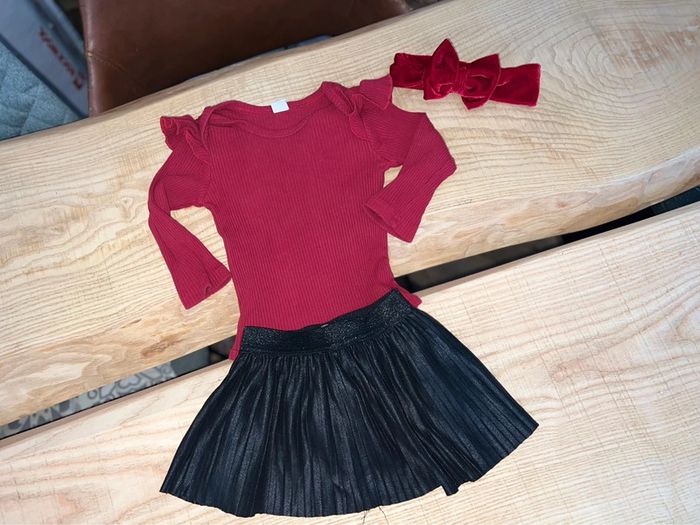 Ensemble 24 mois 2 ans jupe simili cuir noir plissée bandeau