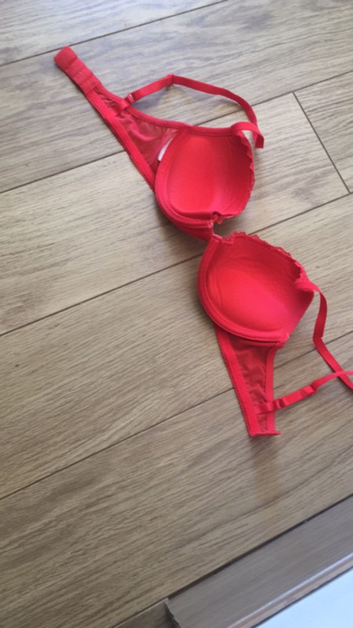 Soutien gorge rouge - photo numéro 4